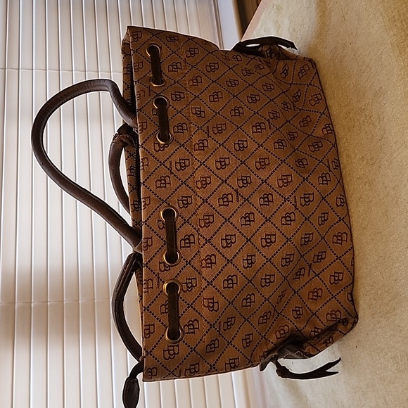 FASHION DOONEY AND BURKE HANDBAG - Picture 2 of 4